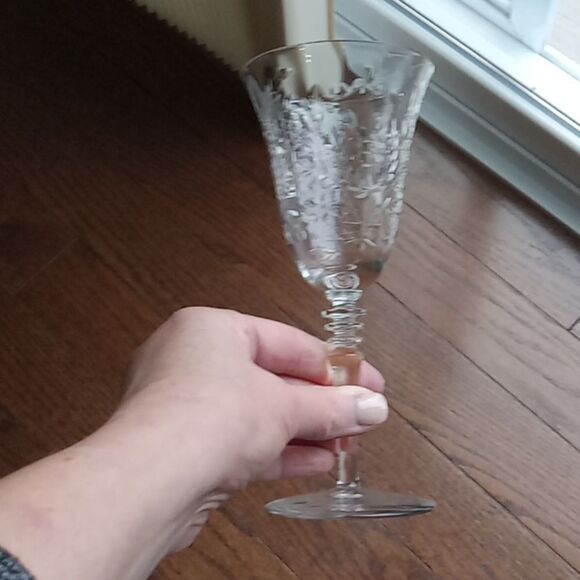 Set of 5 vintage wine/ water glasses  in excellent condition 3 1/2" x 7 3/4" - Picture 3 of 6